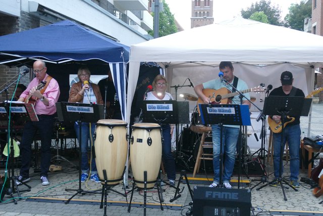 Zum ersten Mal als Location dabei: Selinunte Feinkost. Vor dem Geschäft begeisterte Die Bänd mit internationalen Songs und kölschen Liedern zum Mitsingen.  | Foto: Wolfhard Brandtstäter