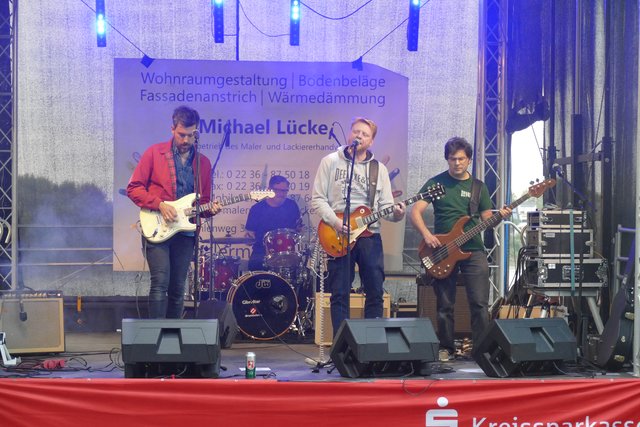Handgemachten Indie-Rock präsentierten diese vier Jungs der Band Hill aus Düsseldorf auf der Parkbühne.  | Foto: Wolfhard Brandtstäter