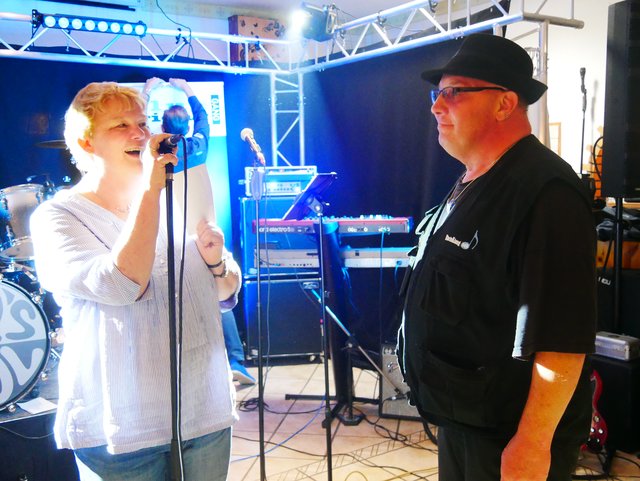 Das 9. RheinKlang 669 Musikfestival wurde am Freitag von der 1. stv. Bürgermeisterin Monika Engels-Welter Em Höttche eröffnet. Hoppel Grassmeier vom Organisationsteam freut sich über einen Umschlag.  | Foto: Anita Brandtstäter