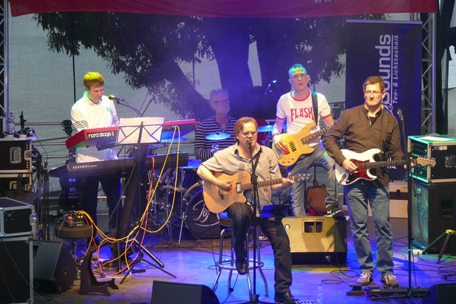 Heimspiel hatte die Wesselinger Band ToMess am Abend auf der Rheinbühne - mit Sonnenuntergang und vielen Zuhörern auf der Rheintreppe.  | Foto: Wolfhard Brandtstäter