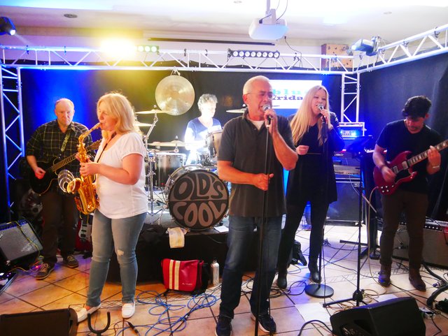 Erste Band beim Opening des RheinKlang 669 Musikfestivals: die Blue Friday Gang mit laid-back-Interpretationen von Rhyth'm- &amp; Soul- &amp; Blues-Klassikern.  | Foto: Anita Brandtstäter