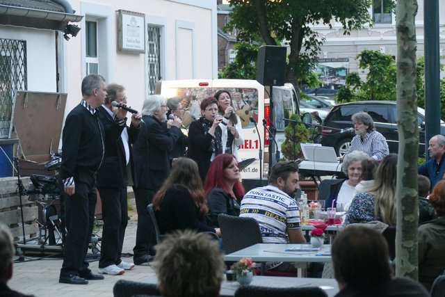 Bei schönem Wetter hatte die Gaststätte Zur Waage das RheinKlang 669 Konzert am Abend auf die Terrasse verlegt: es sang Sing Sing, und es spielten dieDrei.1 aus Bonn - beide Formationen mit Gregor Kess, Piano und Akkordeon.  | Foto: Anita Brandtstäter