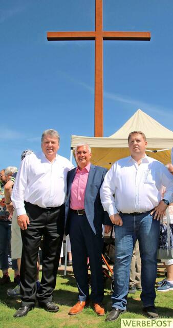 Auch die politischen Vertreter - Landrat Michael Kreuzberg, Bürgermeister Volker Erner und der Bliesheimer Ortsvorsteher Frank Jüssen, der die Interessengemeinschaft ebenfalls unterstützt hatte (v.l.) - freuten sich letztlich über das weit hin sichtbare neue, tolle Hochkreuz. | Foto: Kremer