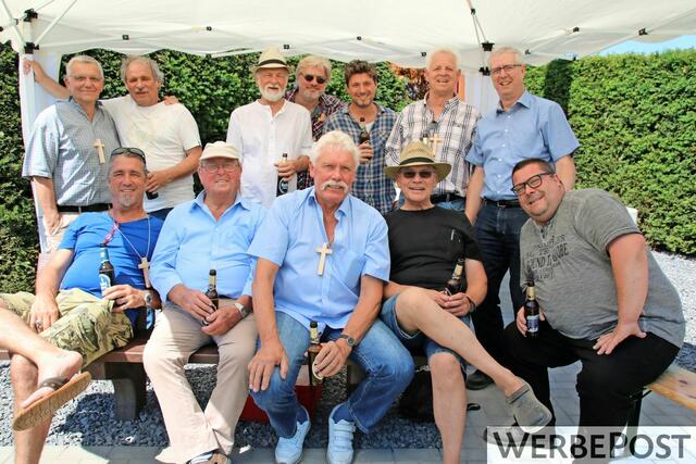Das kühle Bierchen hatten sich die Mitglieder und Helfer der Interessengemeinschaft um Norbert Balduin (hinten, 2.v.l.) mehr als verdient, sowohl wegen des neuen Kreuzes als auch auf Grund der gelungenen Feierlichkeiten und dem geselligen Beisammensein. | Foto: Interessengemeinschaft Kreuz