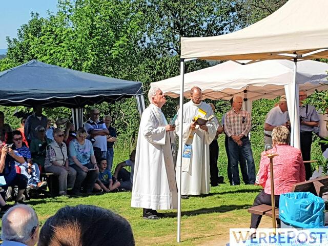 Pfarrer Willi Hoffsümmer leitete die Messe und bedankte sich bei der Interessengemeinschaft und ihren Helfern für das tolle Kreuz. | Foto: Düster