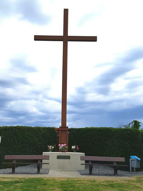 Das von der Interessengemeinschaft gepflegte Areal rund um das Hochkreuz lädt zu einer kurzen Rast unter dem Hochkreuz ein, das samt Fundament 10 Meter in den Bliesheimer Himmel ragt und vier Meter breit ist. | Foto: Düster