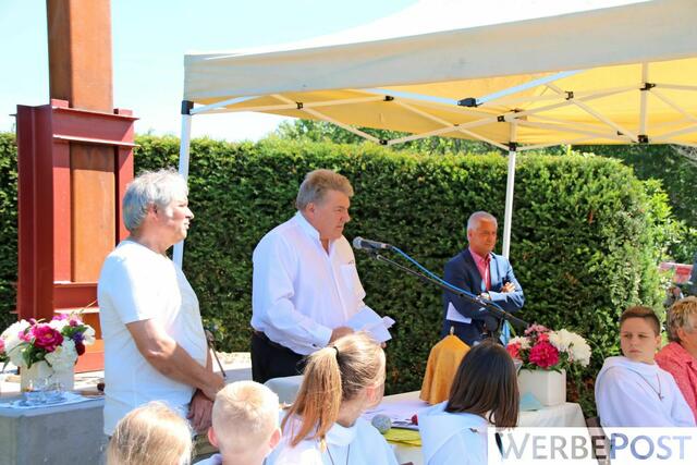 Landrat Michael Kreuzberg bedankte sich für das bürgerschaftliche Engagement, trotz Schwierigkeiten, bei denen man vielleicht auch mal hätte "Fünfe gerade sein lassen können!" (links Norbert Balduin, rechts Bürgermeister Volker Erner) | Foto: Kremer