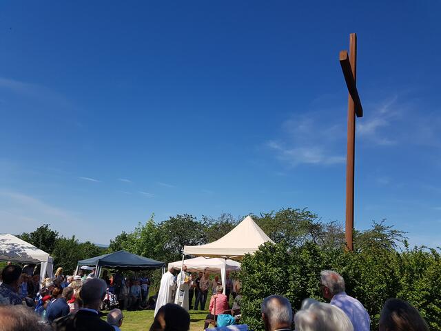Das neue Hochkreuz wurde im Rahmen einer heiligen Messe von Willi Hoffsümmer und Alexander Roll gesegnet. | Foto: Fotos: Düster