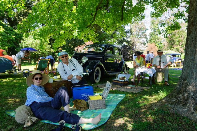 Der Ford Oldtimer und Automobilclub und Freunde räumen gleich drei der zehn Pokale beim "Fashion Award" ab.  | Foto: Andrea Floß