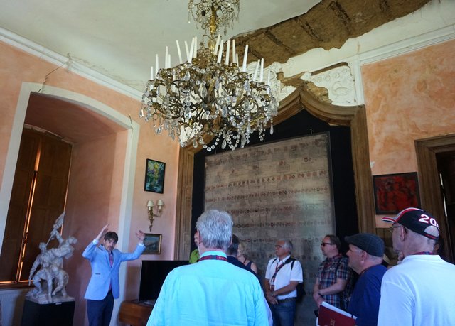Prinz Albert-Henri von Merode zeigt die Schäden, die bei dem Brand im Schloss im Juni 2000 entstanden sind.  | Foto: Andrea Floß