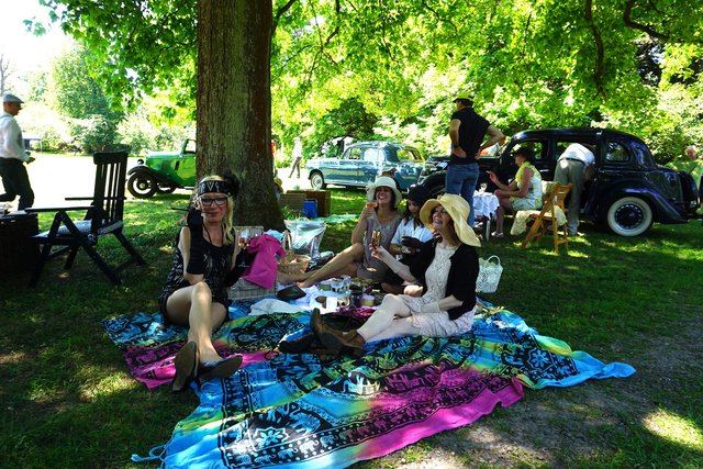 Den Glamour-Girls gefällt der Ausflug in die Vergangenheit im Park von Schloss Merode.  | Foto: Andrea Floß