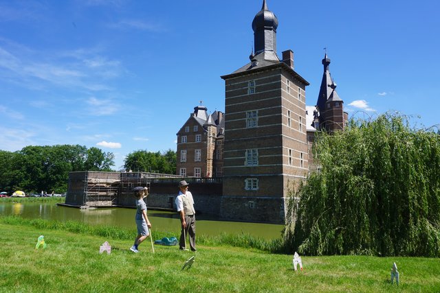 Nach dem verheerenden Brand im Juni 2000 dauern die Wiederaufbauarbeiten auf Schloss Merode an.  | Foto: Andrea Floß