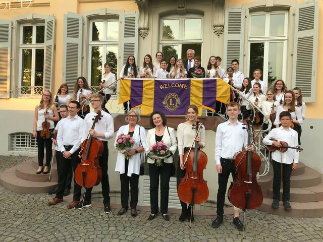 Viele Mitwirkende trugen zu einem erfolgreichen Abend im Schloss Morsbroich bei. | Foto: Lions Club Leverkusen Rhenania