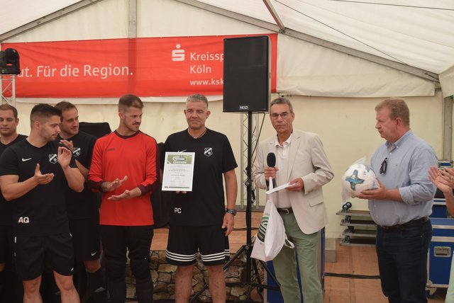 Faiplay-Ehrung des Fußballverbandes Mittrhein für Nino Cornicolario 5. v.li., stellvertretend für die gesamte Mannschaft durch FVM-Vizepräsident Hans-Christian Olpen (2. v.li.) im Beisein von Guido Fuchs, Kreisvorsitzender des Fußballkreises Rhein-Sieg | Foto: Erwin Höller 