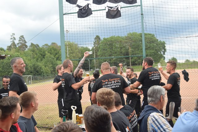Nach dem Spiel gab es mehrere Bierduschen für Spieler, Vereinsverantwortliche und Fans. So ist das Halt Sitte beim SV Höhe  | Foto: Erwin Höller 