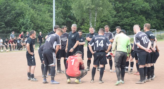 Volle Konzentration bei den Fußballern des SV Höhe vor ihrem wichtigen Meisterschaftsspiel gegen Aegidienberg II | Foto: Erwin Höller 