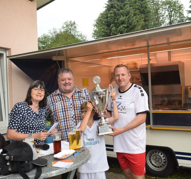 Sieger des Alte Herren Turniers um den Allianz Supercup wurde der 1. FC Niederkassel  | Foto: Erwin Höller 