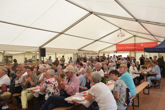 Im Festzelt des SV Höhe herrschte beste Stimmung | Foto: Erwin Höller 