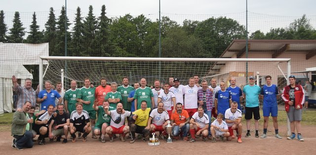 Das Alte Herren Turnier des SV Höhe um den Allianz-Supercup - Spieler teilnehmender Mannschaften mit dem Siegerteam in der Mitte. | Foto: Erwin Höller 