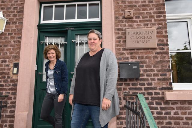 Agnes Peters und Gerda Schilles (v.l.) auf der Schwelle zum Strempter Pfarrhaus, in dem Pfarrer Erik Pühringer und der Flüchtlingsbeauftragte Andreas Funke Ende März 2018 eine von Abschiebung bedrohte alleinerziehende Syrerin und deren drei Töchter unterbrachten. Seither versorgten zehn ehrenamtliche Helfer die Familie mit allem, was sie zum Leben brauchte und mehr.  | Foto: ML/ProfiPress