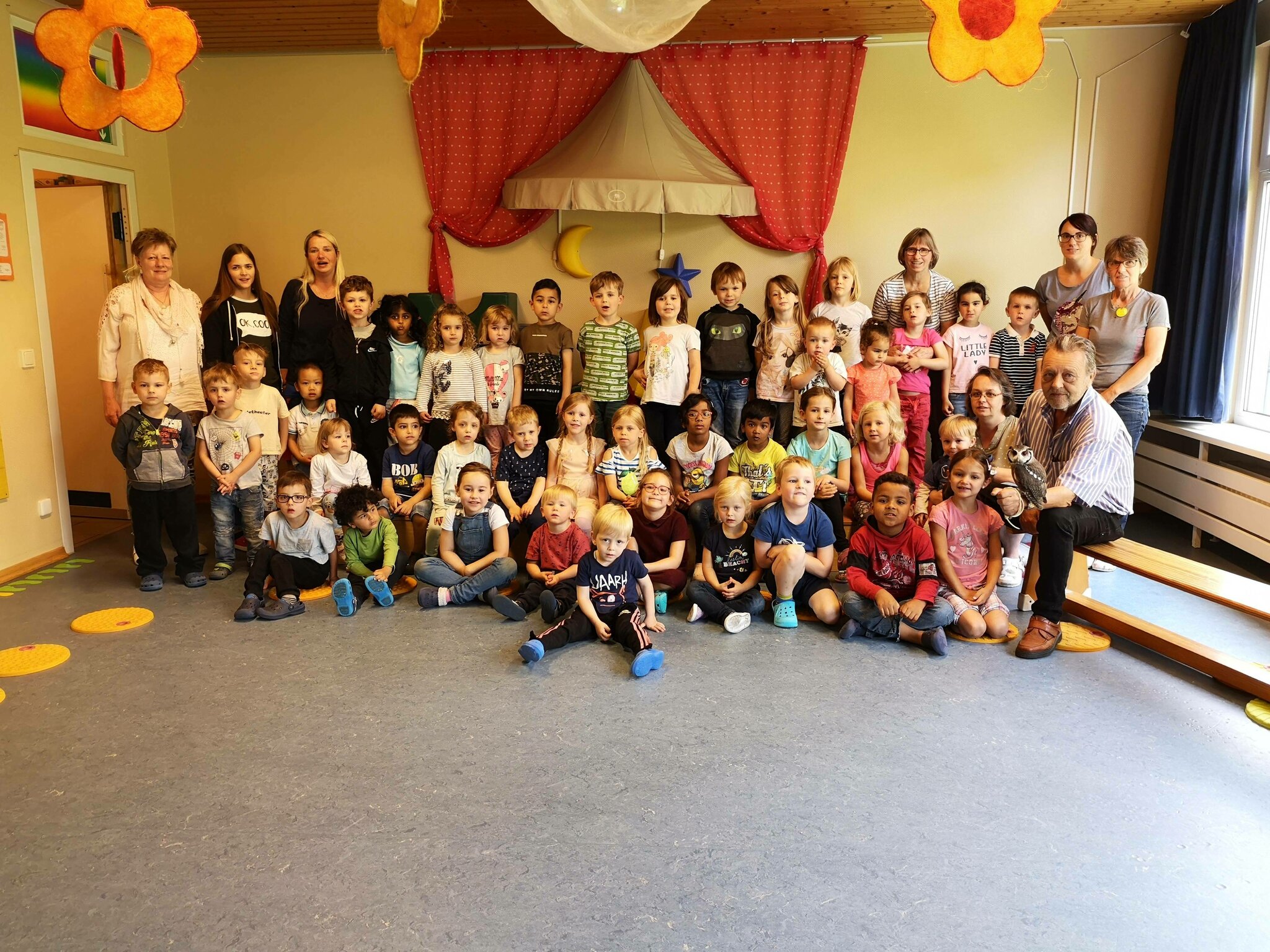 Weißgesichtseule: Gandalf zu Besuch im Kindergarten - Bedburg