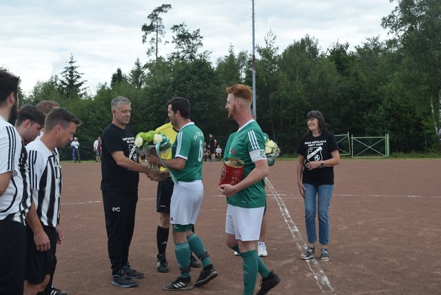 Leuscheid-Trainer Stefan Güldenring gratuliert seinem Kollegen Nino Cornicolario | Foto: Erwin Höller 