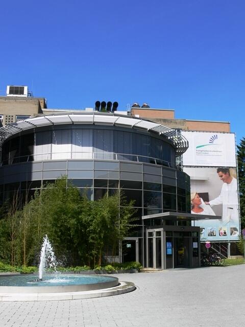 Das Portal des Evangelischen Krankenhauses in Bergisch Gladbach. | Foto: Olaf Czepalla/wikicommons