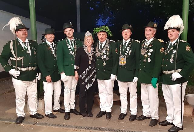 Ein „majestätisches Familientreffen“: (v.l.) Kommandant Hans Thomas Schneider, König der Könige Johannes Pütz, Prinz Florian Schneider, Kaiserin und Inaktivenkönigin Roswitha Pütz, Kaiser Josef Pütz, Bezirkskönig Dominic Platz, Brudermeister Gottfried Schmitz und Kommandant Sebastian Steinhauer. | Foto: Breidenbach