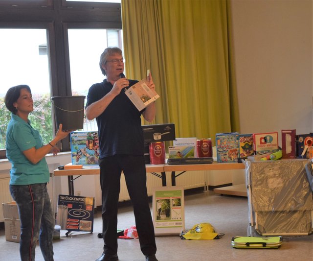 Kirchenchorvorsitzende Michaela Krumscheid war Glücksfee bei der Tombola | Foto: Erwin Höller 