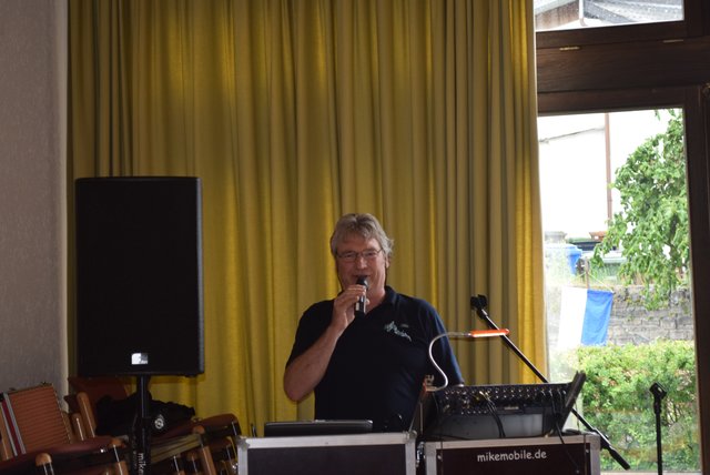 Kirchenvorstand Mike Wolf moderierte das Pfarrfest | Foto: Erwin Höller 