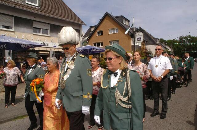 Das Königspaar 2018 mit Christoph und Bea Dick bei der Parade durch Grengel. | Foto: pk