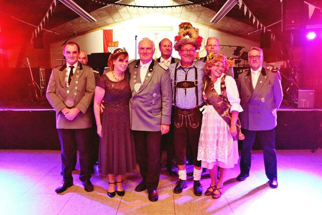 Die Majestäten (im Vordergrund v.l.): Jugendschützenkönig Marlon Berendt, das Schützenkönigspaar Doris und Marco Berendt sowie das Heukönigspaar Jürgen Seidel und Heidi Persi. | Foto: Brewe