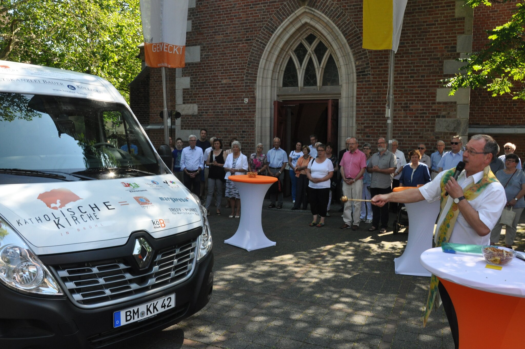 Ein Bus für alle Fälle Einsegnung vor St. Margareta Brühl