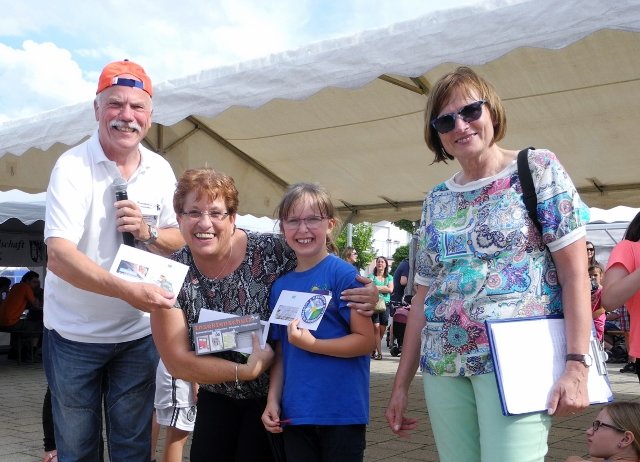 Zwei stolze Hauptgewinner zwischen den Organisatoren Udo Küppers und Christa Kayser | Foto: Bild. B. Folkmann