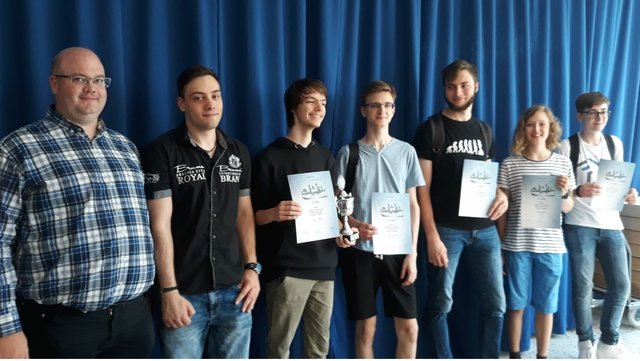 von links: Turnierleiter Stefan Weiher, Vereinsjugendleiter Pascal Berkle, Bela Voß, Christian Hechler, Leonhard Moske
Eric Oberwalleney, Alexander Berkle  | Foto: Julia Cordier