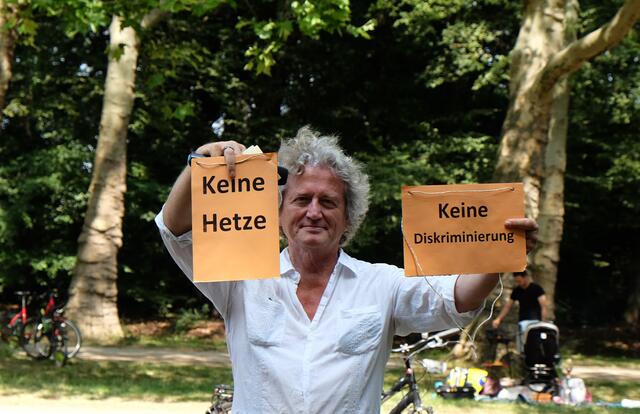 Der Erfinder von Bilderstöckchen spricht, ChrisWeber, mit den Regeln, nach denen die Diskussionen ablaufen sollen. | Foto: Schriefer