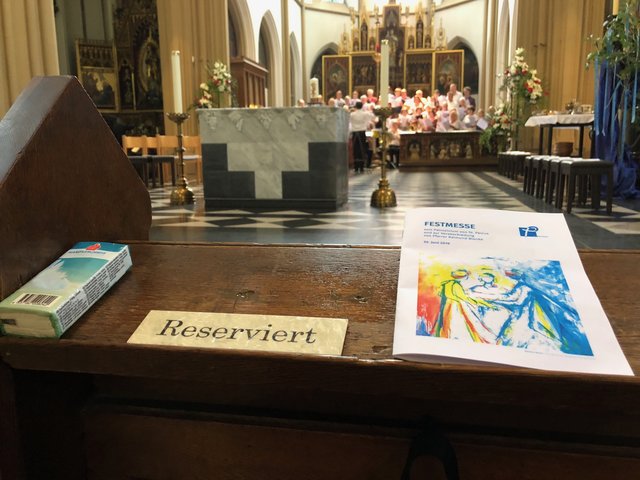 Für alles ist gesorgt, selbst für Taschentücher (links im Bild)! • Chor beim Einsingen (hinten im Bild)
 | Foto: privat