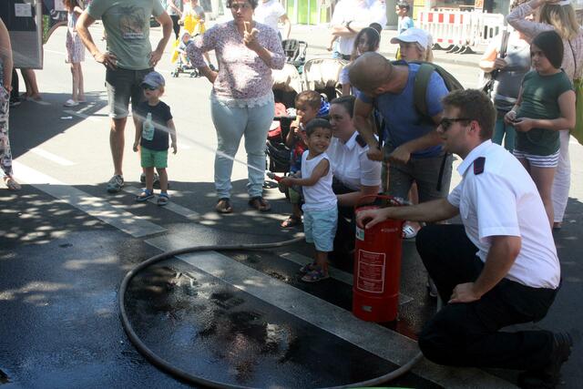 „Wasser marsch“ lautete das Motto beim Kübelspritzen der Löschgruppe Kalk. | Foto: Hoffmann