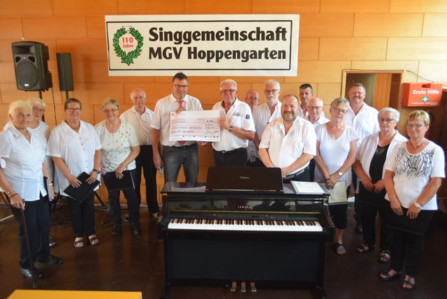 Die Sänger/innen der Singgemeinschaft Hoppengarten mit Achim Marzian, Filialleiter Dattenfeld (6. v.l.). Die Singgemeinschaft erhielt zum Jubiläum eine Spende der Kreissparkasse Köln über 1000 Euro.  | Foto: Erwin Höller 