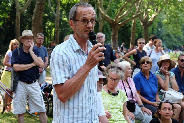 Professor Nico Froitzheim von der Uni Bonn erklärte, wie eine Dunkelflaute, wenn der Wind nicht weht und die Sonne nicht scheint, durch Strom aus Gas-Kraftwerken verhindert werden kann. | Foto: Schriefer