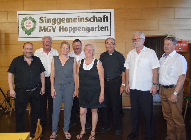 Markus Wolters, Friedbert Röhrig, Alexandra Gauß, Bürgermeisterin, Achim Schmidt, Veronika Bönisch, Pfarrer Hermann-Josef Metzmacher, Peter Müller-Stox, Uwe Fröhling  | Foto: Erwin Höller 