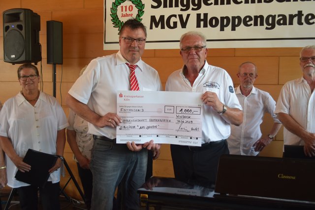 Die Singgemeinschaft erhielt eine großzügige Spende der Kreissparkasse Köln. Filialleiter Achim Marzian (2.v.re.) mit dem Vorsitzenden der Singgemeinschaft Friedbert Röhrig (3.v.li.)  | Foto: Erwin Höller 