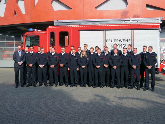 Im Führungs- und Schulungszentrum der Berufsfeuerwehr Köln nahmen 24 neue Brandschützer ihre Ernennungsurkunden entgegen. Stadtdirektor Dr. Stephan Keller 1.v.l. und Feuerwehrchef Christian Miller, 1.v.r. vereidigten die neuen Auszubildenden. | Foto: Stahl