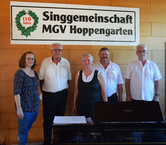 Marion Heigl (li. außen) von der Ronald Mc Donald Oase St. Augustin mit den Vorstandsmitgliedern der Singgemeinschaft Hoppengarten. | Foto: Erwin Höller 