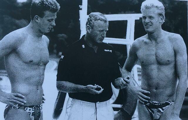 Gerhard Hetz 1988 mit seinen Top-Schwimmern Peter Sitt (l.) und Rainer Henkel. | Foto: Repro: tau