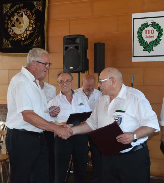 Der Vorsitzende des MGV St. Katharinen, Wilfried Hoß (re.) gratuliert dem Vorsitzenden des Jubiläumsvereins zum Jubiläum. | Foto: Erwin Höller 