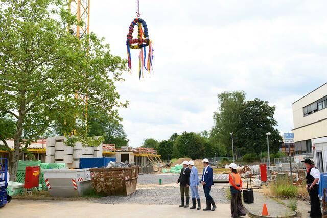 Der Richtkranz wird emporgehoben. | Foto: Stadt Köln