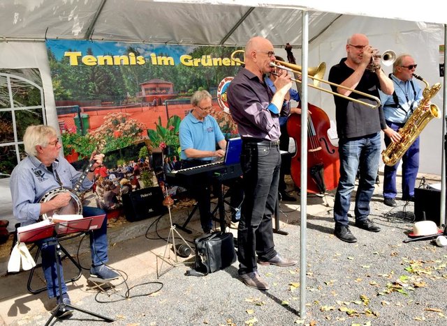 Fetzige Stimmung verbreiten die Musiker der Kölner Jazzband Mary Castle. Nicht nur beim TC Burg in Kendenich sind ihre Auftritte immer wieder Highlights. | Foto: TC Burg Kendenich