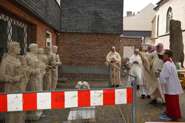 Pater Victor Heger segnete die beiden neuen Heiligen-Statuen. | Foto: Offizier