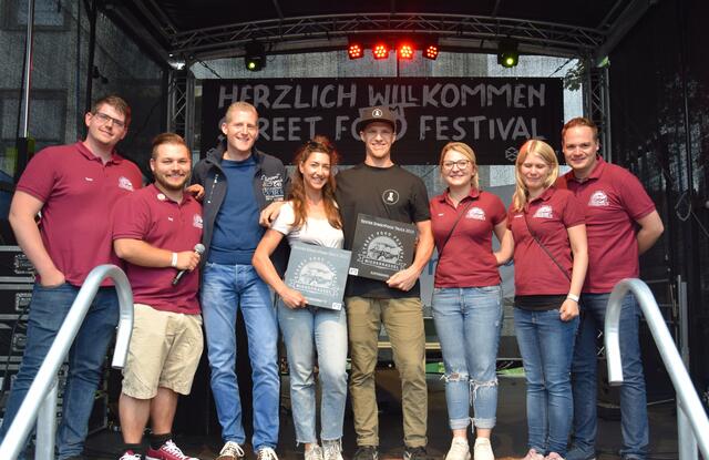 Das JGV-StreetFood-Team und Hauptsponsor VR-Bank gratulieren den stolzen Preisträgern. v.l.n.r.: Tobias Grommes (JGV), Ramon Wiener (JGV), Torsten Bächler (Hauptsponsor VR-Bank), Vanessa AL-Debi (Team „Power Pro Vida“, Publikum Award), Jan Jacob (Team „Heimathafen“, Jury Award), Nicole Antony und Svenja Bernschein, André Neff (JGV). | Foto: Mülhausen